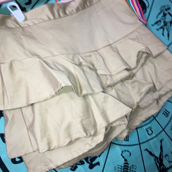 Umgee Shorts Skirt Khaki Medium Ruffle BNWOT - Picture 2 of 12
